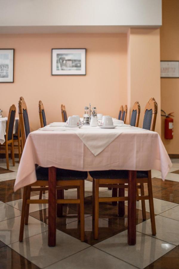 קארלובץ Hotel Carlstadt מראה חיצוני תמונה